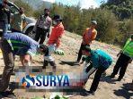 petugas-ipj-rsud-dr-iskak-mengevakuasi-jenazah-di-pantai-w.jpg