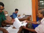 petugas-kantor-pos-martapura-menyalurkan-bantuan-sembako-rp-600-ribu.jpg