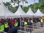 petugas-keamanan-laga-sepakbola-steward-32.jpg
