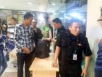 petugas-keamanan-memeriksa-tas-pengunjung-plaza-medan-fair_20160116_143832.jpg