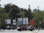 petugas-keamanan-menyisir-lokasi-peledakan-bom-di-kabul_20180604_213309.jpg