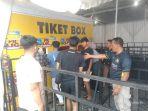 petugas-keamanan-sedang-mengarahkan-para-pembeli-tiket-final-four-proliga-2023.jpg