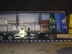 petugas-kepolisian-belanda-sedang-menurunkan-bahan-bahan-pembuat-ekstasi_20170212_100807.jpg
