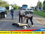 petugas-kepolisian-dari-polres-ogan-ilir-mengevakuasi-jasad-pengendara_20180524_150513.jpg