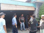 petugas-kepolisian-dari-polsek-delitua-hotel-mutiara-hawai-terkait-tewasnya-seoran_20180209_160129.jpg