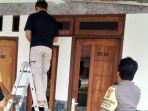 petugas-kepolisian-di-kuningan-sedang-menyidik-penemuan-jasad-wanita-di-hotel-di-wilayah-cilimus.jpg
