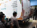 petugas-kepolisian-jaga-vaksin-covid-19-di-gudang-dinkes-jatim_20210104_150854.jpg