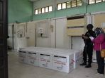 petugas-kepolisian-jaga-vaksin-covid-19-di-gudang-dinkes-jatim_20210104_151254.jpg