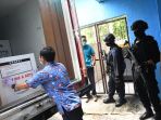petugas-kepolisian-jaga-vaksin-covid-19-di-gudang-dinkes-jatim_20210104_151334.jpg