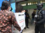 petugas-kepolisian-jaga-vaksin-covid-19-di-gudang-dinkes-jatim_20210104_151552.jpg
