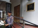 petugas-kepolisian-laras-panjang-menjaga-ketat-gereja-st-lidwina_20180211_162519.jpg