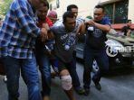petugas-kepolisian-menggiring-tersangka-andi-lala-alias-andi-matalata-y_20170417_113040.jpg