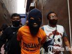 petugas-kepolisian-menghadirkan-tersangka-rahmadsyah-s.jpg