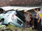 petugas-kepolisian-saat-melakukan-pemeriksaan-tkp-laka-tunggal_20180123_201500.jpg