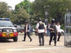 petugas-kepolisian-sedang-melakukan-penyisiran-di-gereja-santa-anna_20180514_110710.jpg