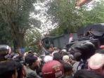 petugas-kepolisian-terpaksa-menembakkan-gas-air-mata.jpg