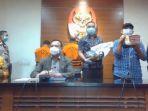 petugas-komisi-pemberantasan-korupsi-menunjukkan-barang-bukti-11.jpg