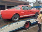 petugas-kpk-menyita-mobil-ford-mustang-mantan-pejabat-bea-cukai-andhi-pramono-terkait-tppu.jpg