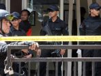 petugas-labfor-bareskrim-polri-olah-tkp-bom-kelurahan-arjuna_20170301_134703.jpg