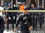 petugas-labfor-bareskrim-polri-olah-tkp-bom-kelurahan-arjuna_20170301_135235.jpg