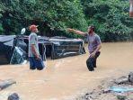 petugas-laka-lantas-polres-dharmasraya-melakukan-evakuasi-mobil-pajero.jpg