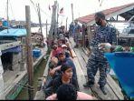 petugas-lanal-tanjungbalai-asahan-mendata-tki-ilegal-di-posmat-baga.jpg