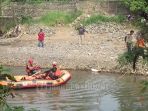 petugas-masih-berusaha-mencaro-orang-yang-hanyut-di-sungai-ciliwung_20180607_203346.jpg