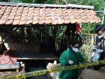 petugas-medis-dan-aparat-memeriksa-petani-yang-meninggal-di-sebuah-saung-di-desa-cikadu.jpg