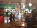 petugas-medis-dari-dinas-kesehatan-dki-jakarta-di-restoran-amigos.jpg