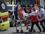 petugas-medis-memindahkan-korban-selamat-ke-ambulans-di-pelabuhan-kalamata-yunani.jpg