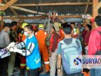 petugas-melakukan-evakuasi-pengangkat-tiga-korban-yang-jatuh-ke-sumur-penampung_20180928_163048.jpg