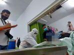 petugas-melakukan-identifikasi-terhadap-jasad-y-di-kamar-mayat-rsu-dr-soekardjo-k.jpg