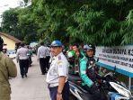 petugas-melakukan-razia-terhadap-pengendara-ojek-online-yang-parkir-di-bahu-jalan.jpg