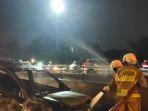petugas-memadamkan-mobil-yang-terbakar-di-tol-jorr-di-jalan-tb-simatupang.jpg