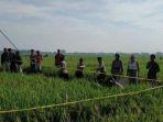 petugas-memasang-garis-polisi-di-sekitar-lokasi-kemunculan-fenomena-sawah-mendidih.jpg
