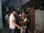 petugas-membawa-dua-orang-dari-pabrik-sumpit.jpg
