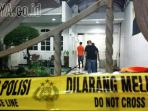 petugas-memberi-police-line-di-rumah-kupang-indah_20170602_203943.jpg