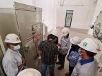 petugas-memberikan-tegangan-energize-tiga-proyek-di-pulogadun.jpg