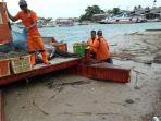 petugas-membersihkan-kerikil-yang-mengapung-di-perairan-kepulauan-seribu.jpg