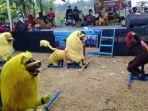 petugas-membubarkan-acara-singa-depok-dan-dangdutan-dalam-resepsi-p.jpg