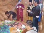 petugas-memeriksa-jasad-kakek-suadin-80-yang-dibantai-orang-tak-dikenal.jpg