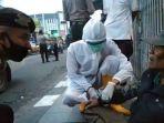 petugas-memeriksa-kakek-aup-60-yang-pingsan-di-pinggir-jalan-papandayan.jpg