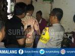 petugas-memeriksa-langsung-lokasi-kejadian-menantu-bakar-mertua-perempuan.jpg