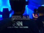 petugas-memeriksa-pengunjung-tempat-karaoke-dan-meminta-tes-urine.jpg