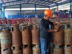 petugas-memeriksa-tabung-gas-elpiji.jpg