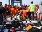 petugas-memilah-serpihan-pesawat-dan-barang-penumpang-pesawat-lion-air-jt-610_20181102_140352.jpg