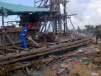 petugas-memotong-ponton-ti-apung_20160312_111221.jpg