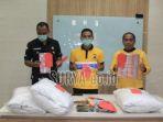 petugas-memperlihatkan-barang-bukti-kasus-prostitusi-online.jpg