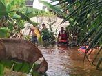 petugas-mencari-korban-banjir-di-sungai.jpg