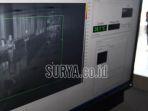 petugas-mendeteksi-suhu-tubuh-thermal-scanner-saat-penumpang-pesawat.jpg